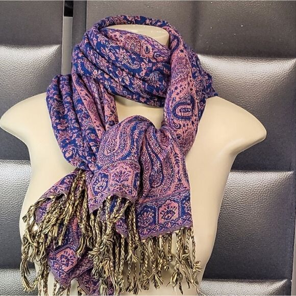 Scarf    - Picture 2 of 5